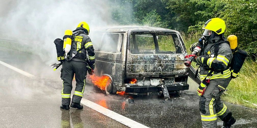 Video: Oldtimer fängt Feuer: Urlauber muss brennenden VW T2 zurücklassen