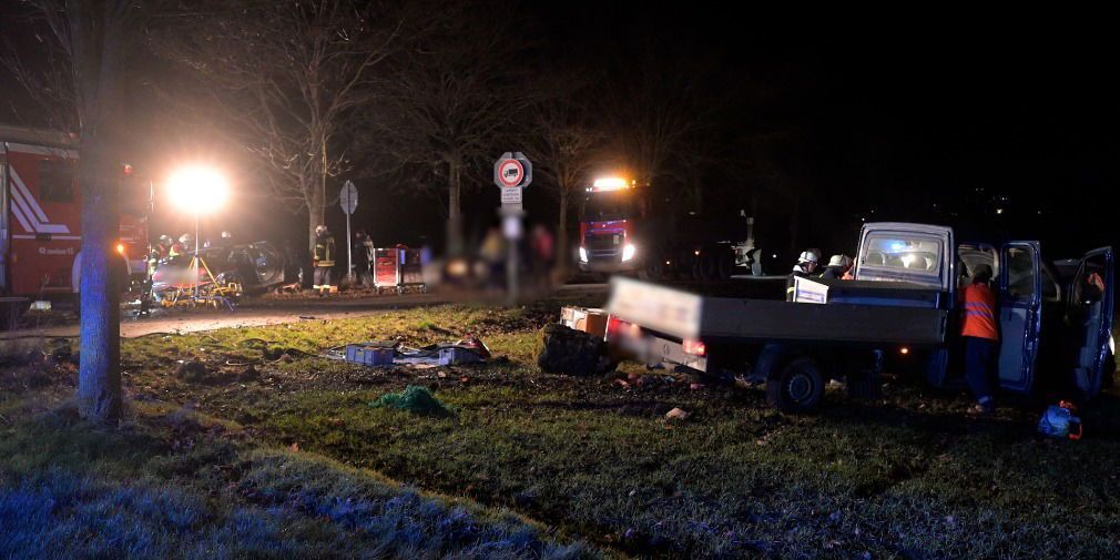 Video: Schwerer Unfall auf der L3380: Fahrer (20 und 22) "massiv eingeklemmt"