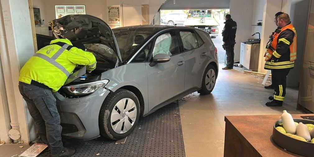 Video: Pkw-Fahrer (90) kracht in "Sommerlad-Küchen"-Ladengeschäft!