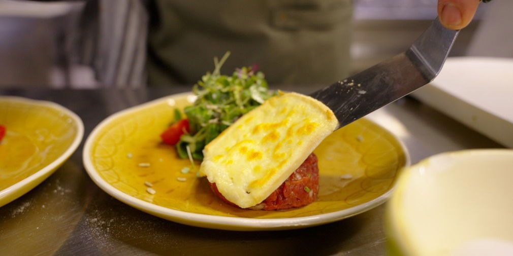 Weihnachtsmen-zum-Nachkochen-Teil-1-Marc-Zuspann-zaubert-k-stliches-Weiderind-Tatar-mit-Raclette