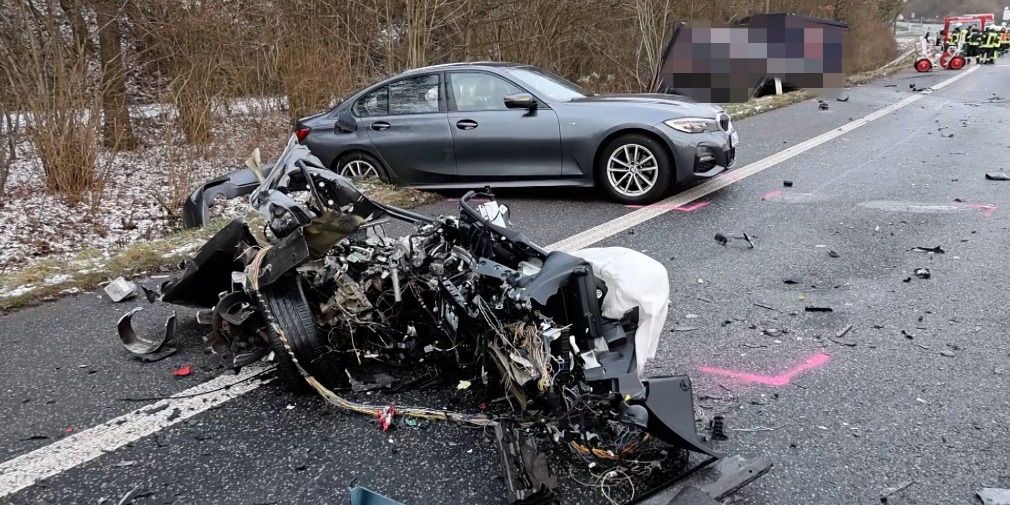 Video: Tödlicher Unfall auf der B27: 32-jähriger Autofahrer stirbt nach Frontalcrash
