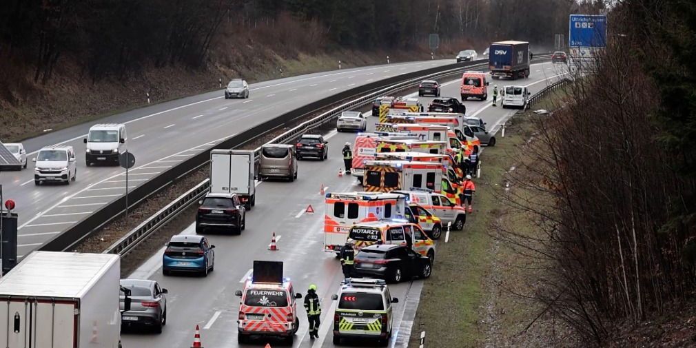 Video: Großeinsatz für die Rettungskräfte: Unfall auf der A7 - acht verletzte Personen