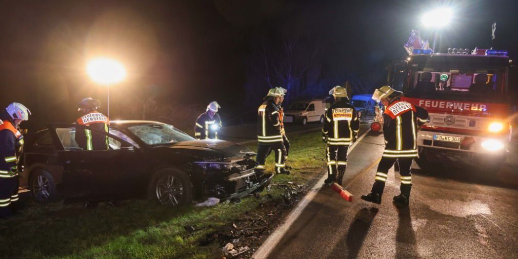 Video: Unfall auf der B279: Pkw und Kleintransporter kollidiert - Vollsperrung
