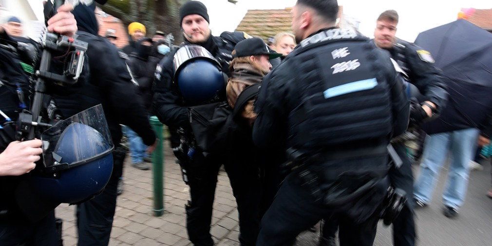 Video: Polizist bei Festnahme verletzt - Demo gegen AfD-Jugend-Gründung