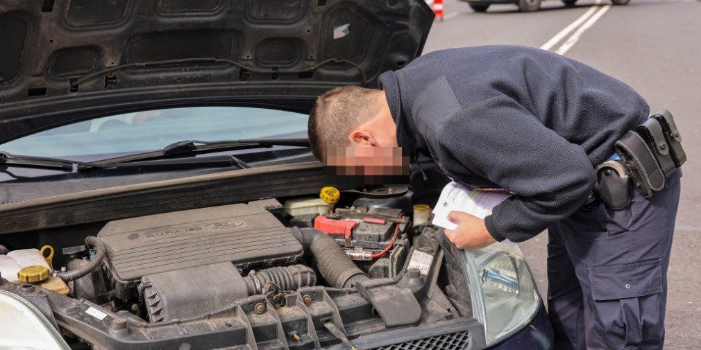 Video: Carfreitag voller Kontrollen: Polizei stoppt Raser, Poser und Waffenbesitz