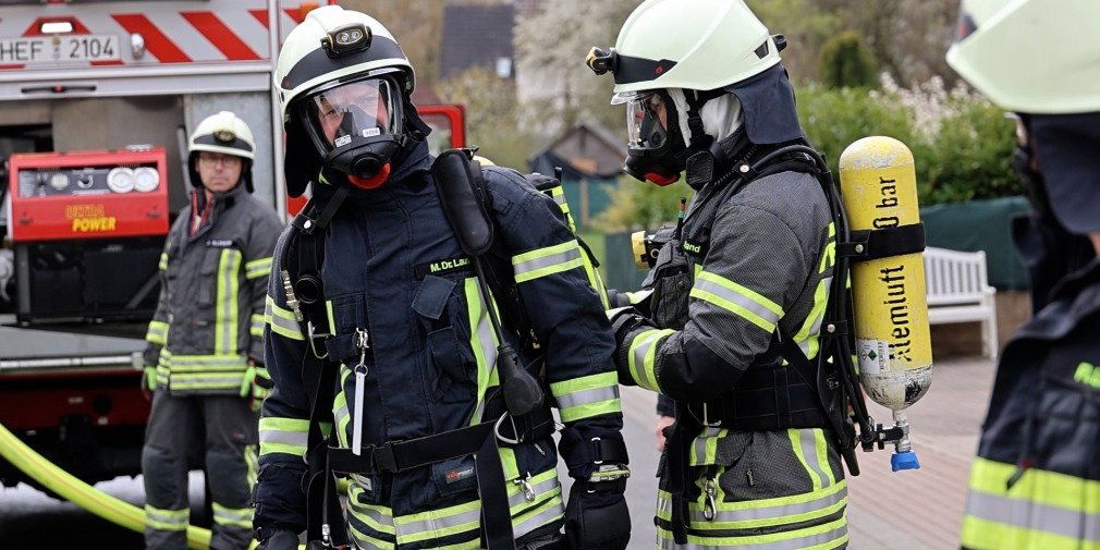 Video: Garage in Vollbrand gemeldet: Feuerwehr im Stadtteil Kathus im Einsatz
