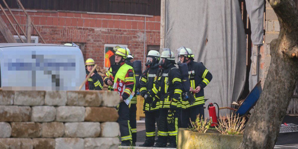 Video: Flammen im Treppenhaus: Angriffstrupp eingeschlossen und gerettet