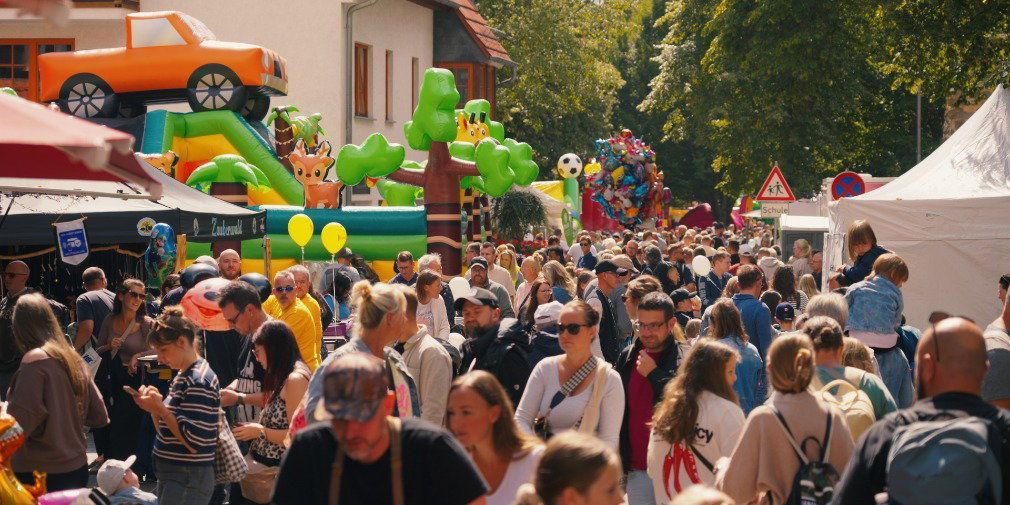 Video: Hüpfspaß, Blaulicht und Bastelfieber: „Leo feiert!“ begeistert Kinder