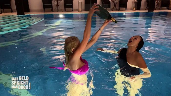 Negocios y placer: Claudia Obert celebra una fiesta con champán en la piscina