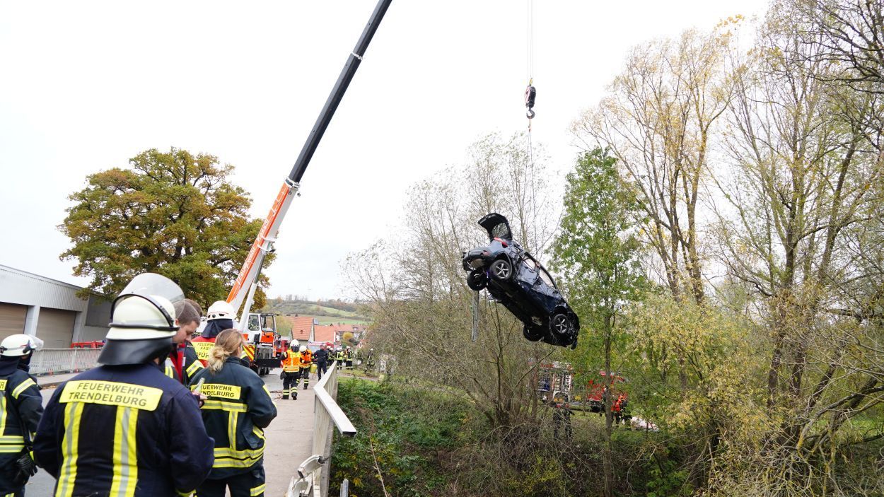Nordhessen: PKW kracht in Fluss - Schwierige Rettung