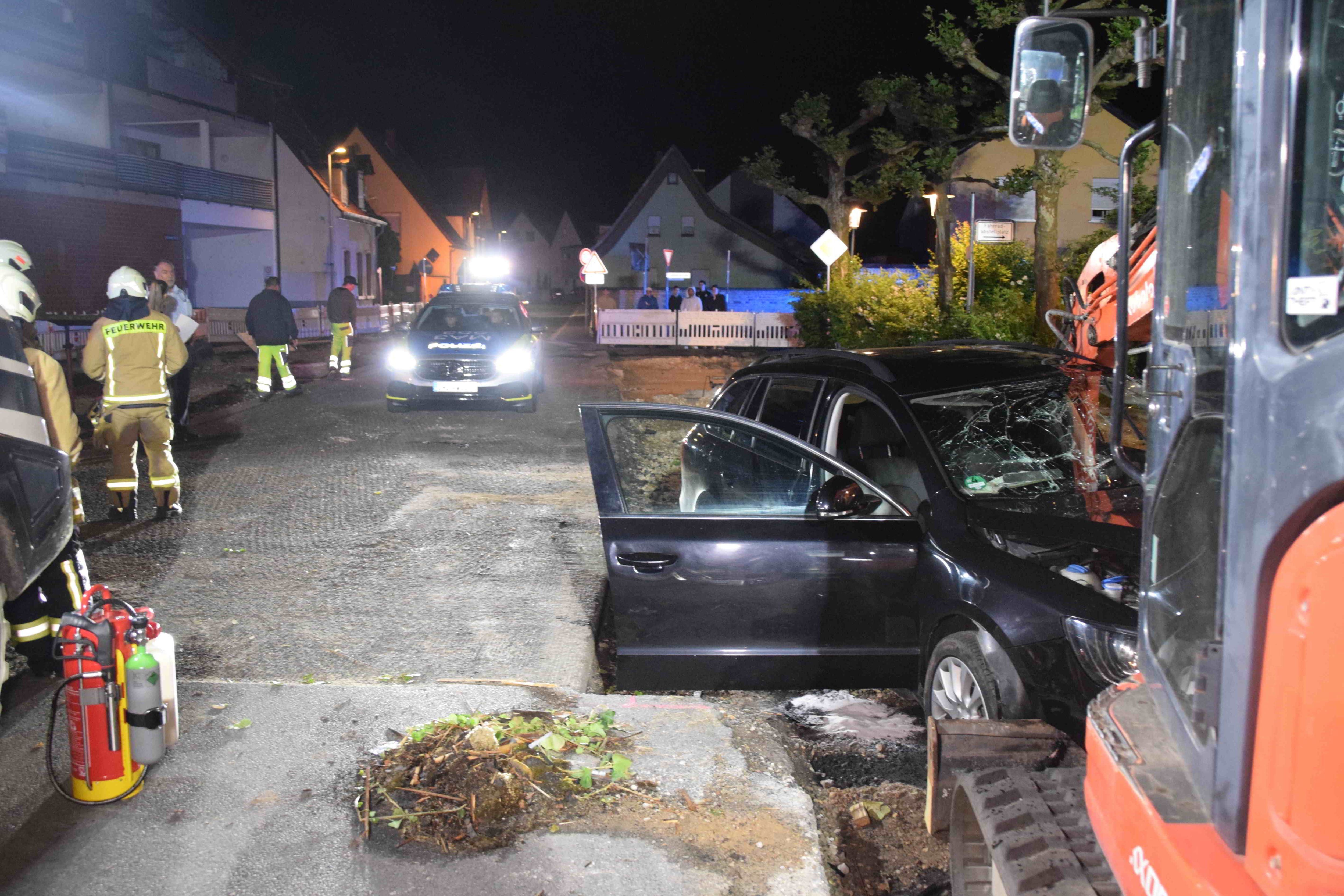 2 Verletzte! Unfall bei Verfolgungsjagd im Rhein-Neckar-Kreis – Skoda kracht in Bagger