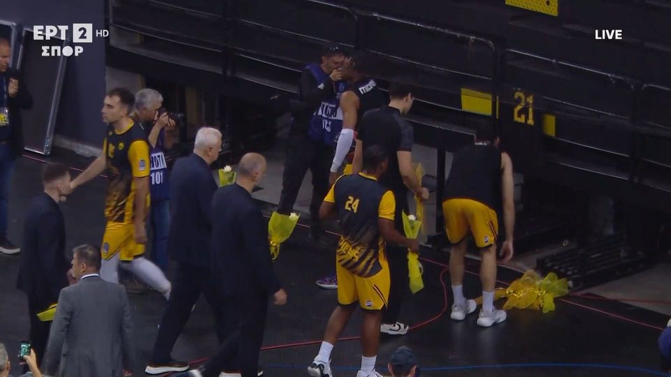 Τα μέλη της Βασίλισσας κατέθεσαν λουλούδια μπροστά από την κερκίδα που καθόταν ο Μάριος (VIDEO)