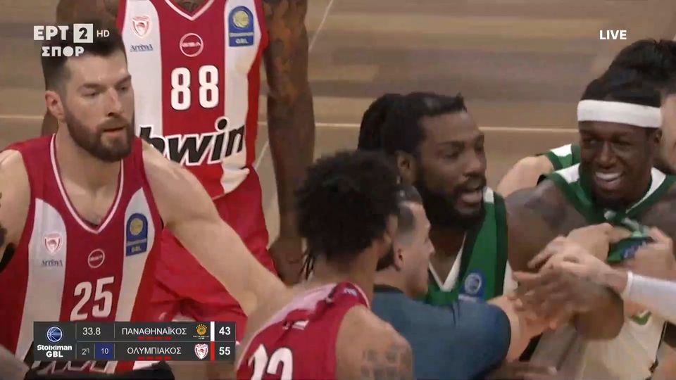 Παναθηναϊκός – Ολυμπιακός: Xαμός στο παρκέ και αποβολή για Ναν και Ντόρσεϊ! (vid)