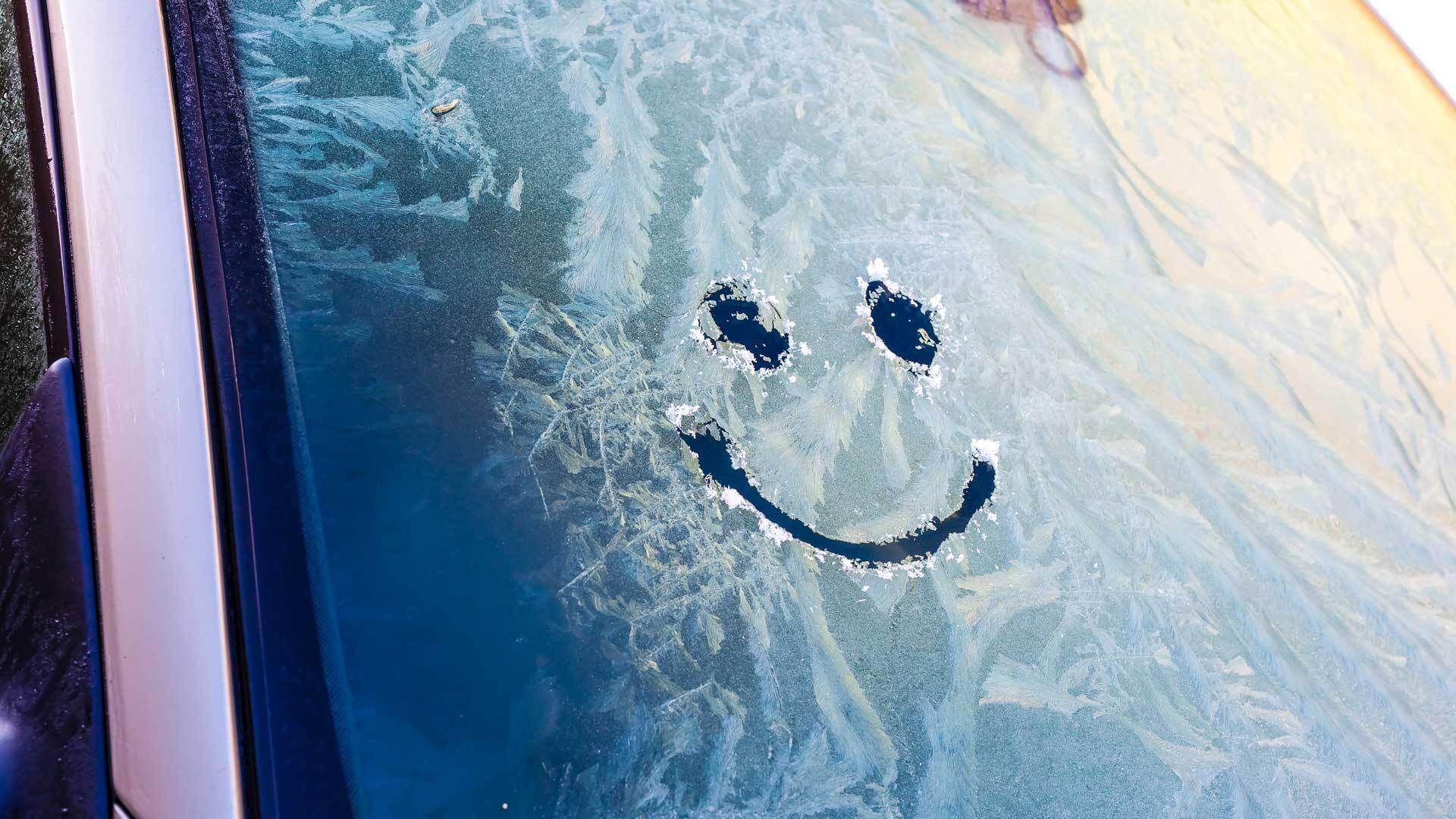 Eiskratzen am Auto: So beugt ihr einer gefrorenen Innenscheibe vor
