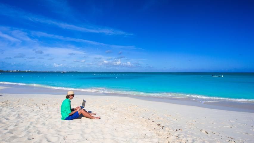 Reisetrend Workation: Wenn das Homeoffice direkt am Strand liegt