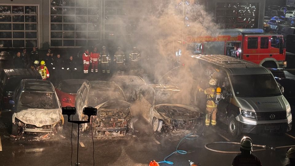 Mehrere Autos auf Gelände eines Autohauses in Flammen