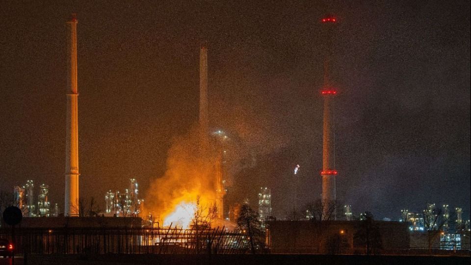 Brand in bayerischer Raffinerie - zwei Menschen verletzt