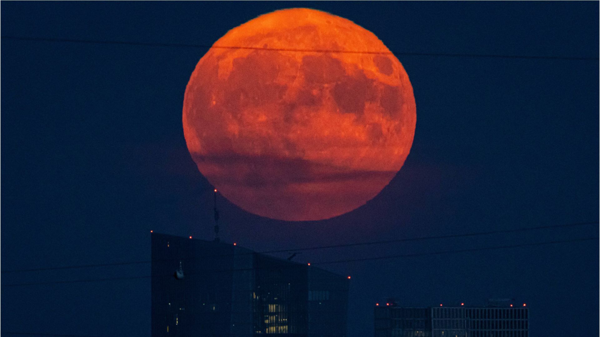 Video: Mondspektakel am Mittwoch: Was es mit dem Erdbeermond auf sich hat
