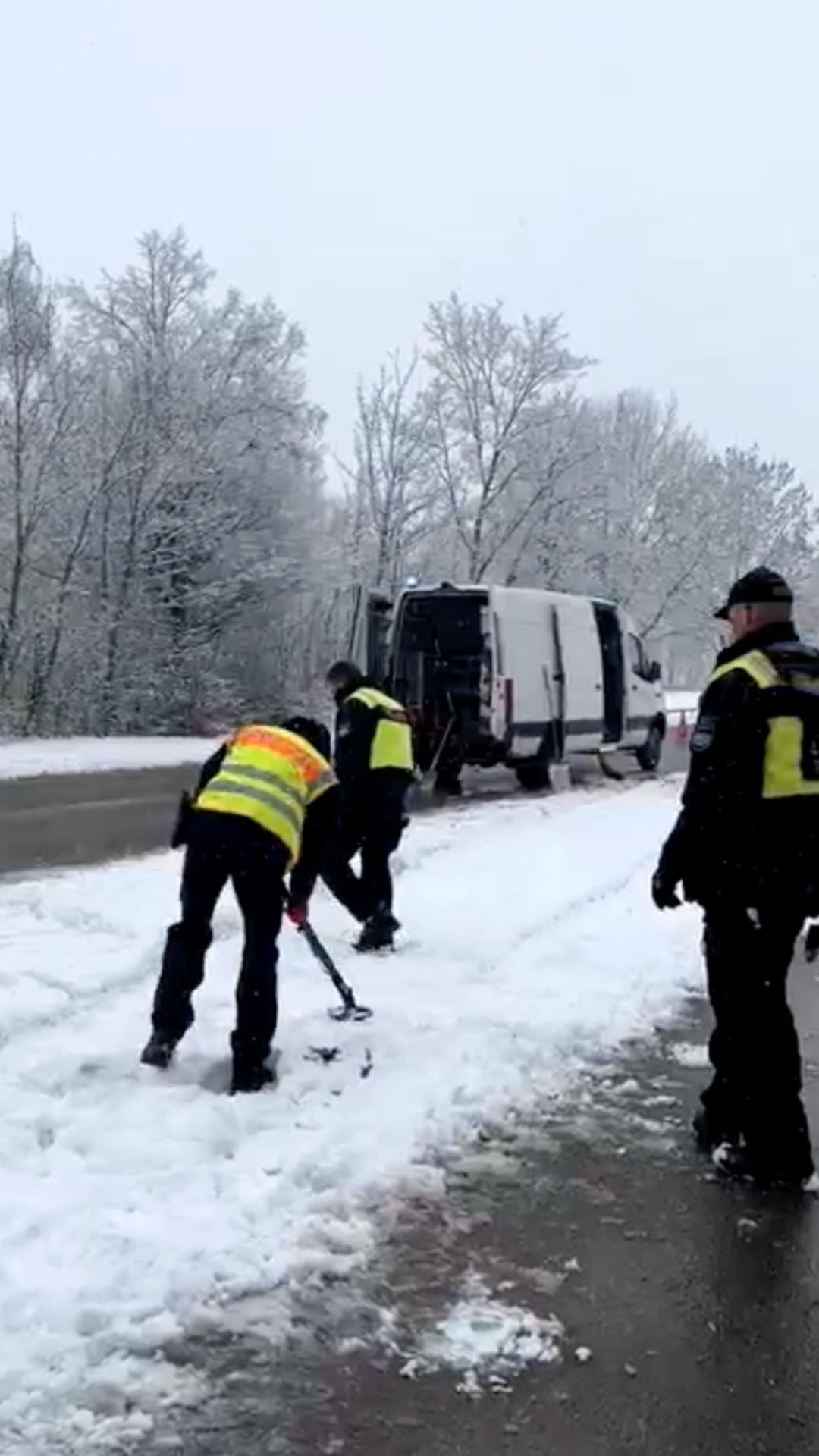 Video: Polizei sucht Patronenhülsen im Absberger Schnee