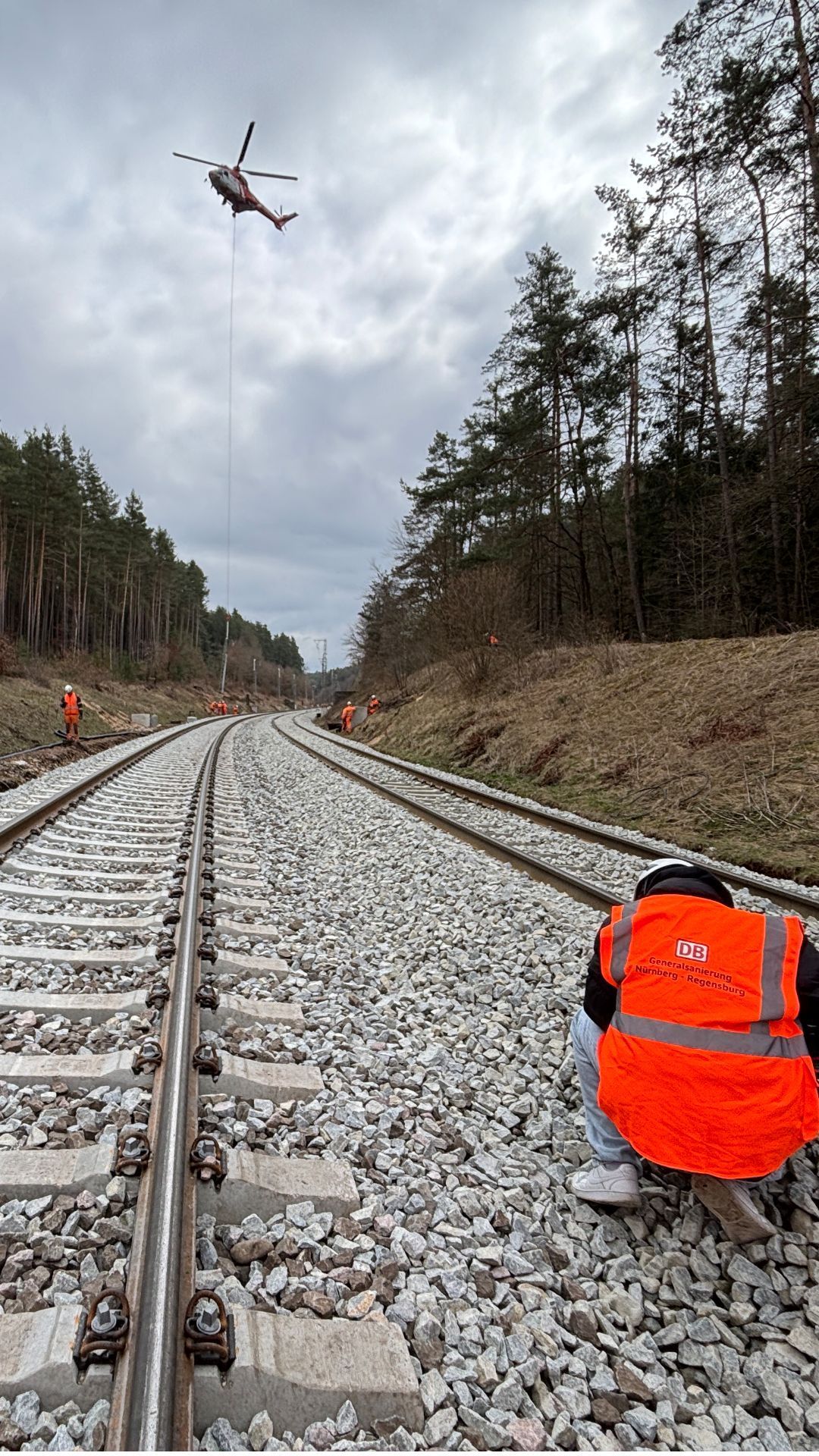 Video: Spektakulärer Helikopter-Einsatz für die Bahn-Generalsanierung Nürnberg – Regensburg