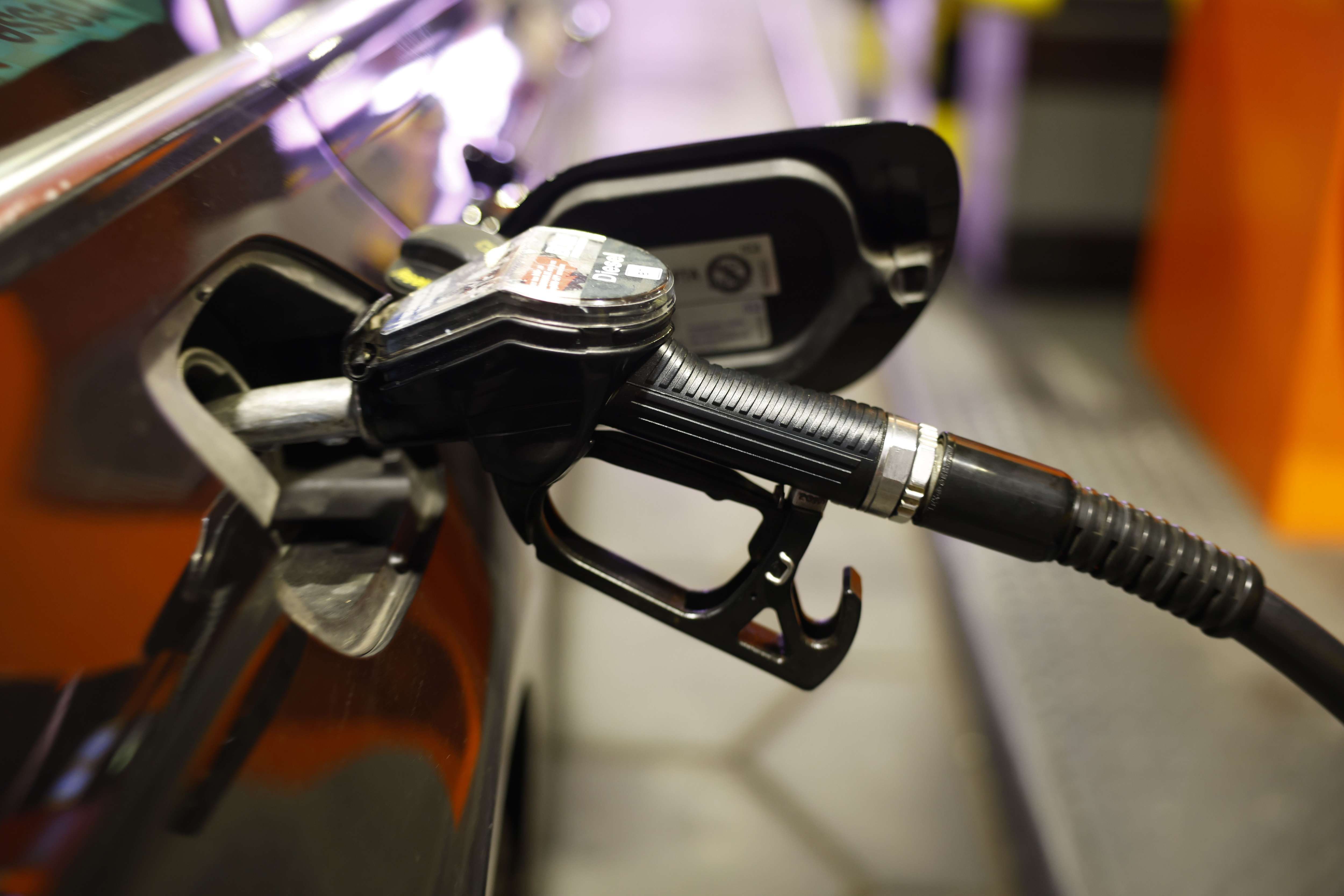 Video: ADAC-Experte erklärt: So wirkt sich die neue Spritpreis-Regel auf die Tankstellen-Preise aus