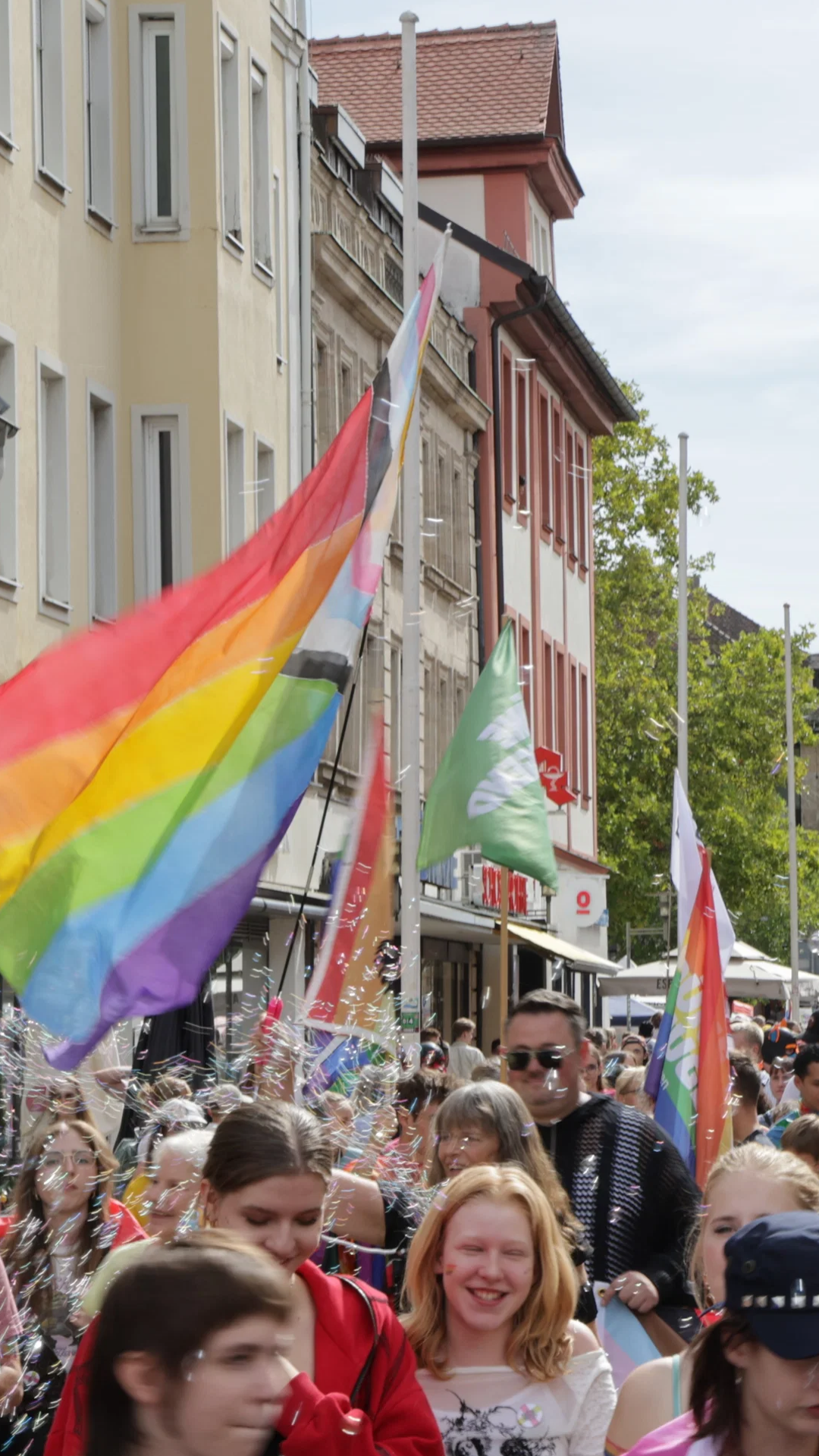 Video: Christopher Street Day (CSD) in Erlangen: Tausende bei Demozug