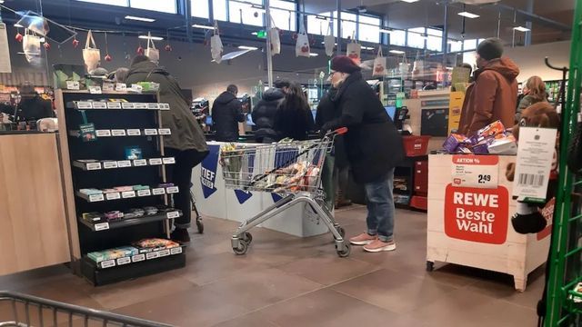 Rewe-Mitarbeiter schlägt Kundin ins Gesicht – jetzt reagiert das Unternehmen