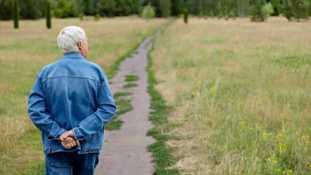 Psychologie: Was das Gehen mit den Händen hinter dem Rücken bedeutet