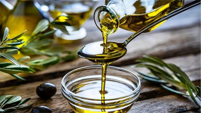 Warum Sie jeden Tag einen Löffel Olivenöl essen sollten