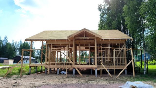 Chris (50) kaufte Land für 27.000 Dollar und baute 3 Ferienhütten: „Wollte meinen Kindern einen ‚Vorsprung‘ geben“