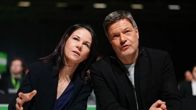 „Mit karnevalistischem Ernst“: Wer Schmähgedicht auf Baerbock und Habeck verfasste