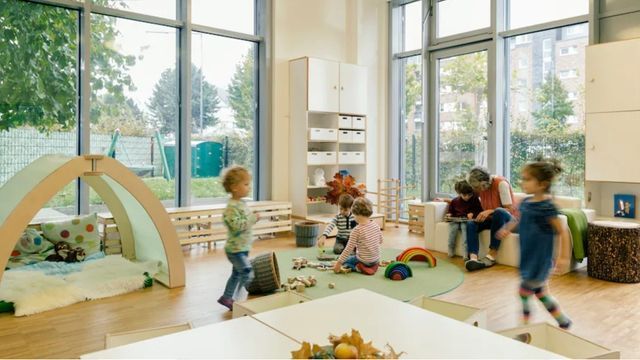 Video: "Werden damit nicht mehr fertig": Kita-Mitarbeiter klagen über Babys, die mit Tablet einschlafen