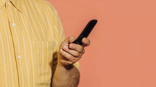 Gen Z’ler und Millennials wechseln massenhaft auf alte Telefone: „Kannst dich wirklich miteinander v