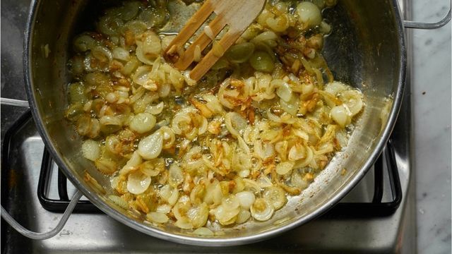 Zwiebeln glasig anbraten: Mit diesem Trick brennen sie nicht mehr an