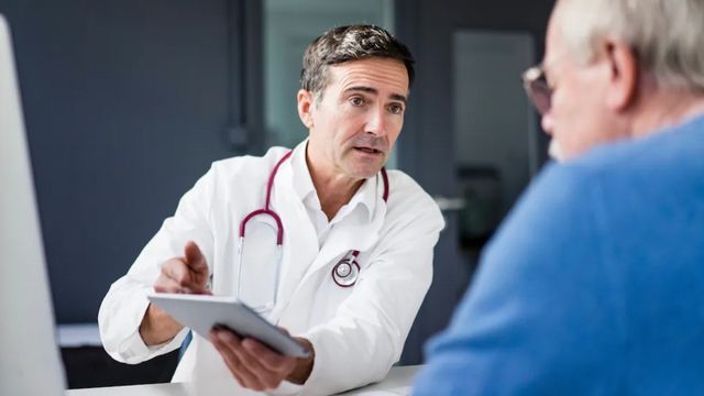 Video: "Aufdringlich oder hartnäckig": Arzt verrät, warum er gesunde Patienten krankschreibt