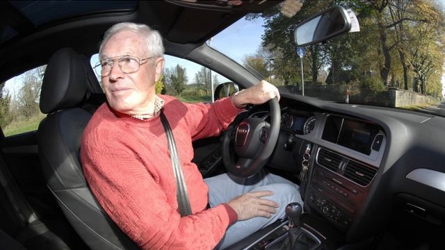 Video: 85-Jähriger fährt nur 54 km/h auf der Autobahn und verliert sofort den Führerschein