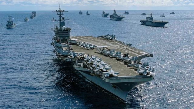 Haut aus 22 Tonnen Farbe lässt 330-Meter-Giganten USS Abraham Lincoln immer schwerer werden