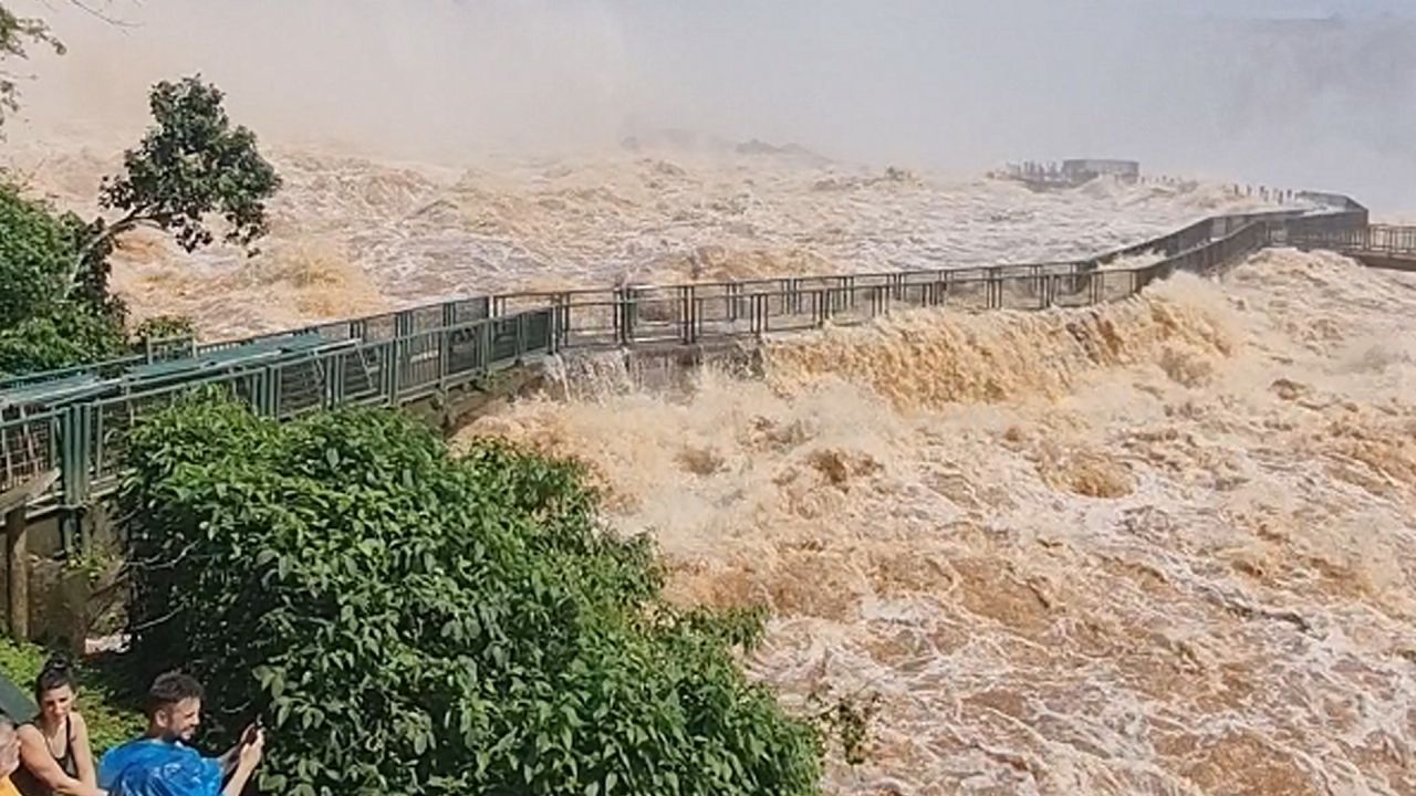 Hochwasser nach Regenfällen: Iguazú-Wasserfälle für Besucher geschlossen