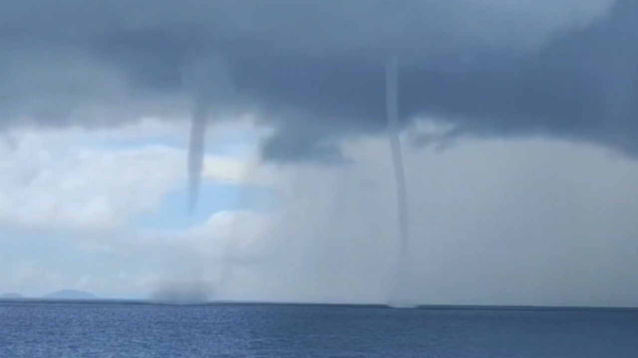 Synchrone Wirbelstürme auf dem Meer: Zwei Wasserhosen nähern sich Schiff