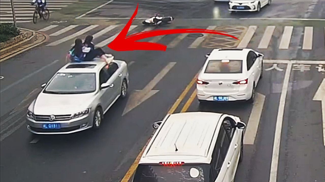 Landung auf Autodach: Teenagerinnen haben bei Unfall riesiges Glück