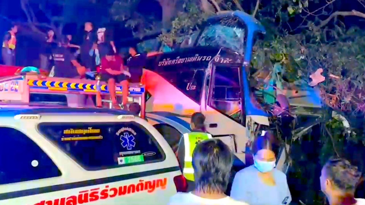 Doppeldecker-Bus prallt gegen Baum: 14 Tote in Thailand – 35 Verletzte