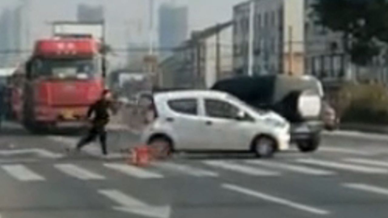 Kreisverkehr auf Kreuzung: Elektroauto macht sich selbstständig