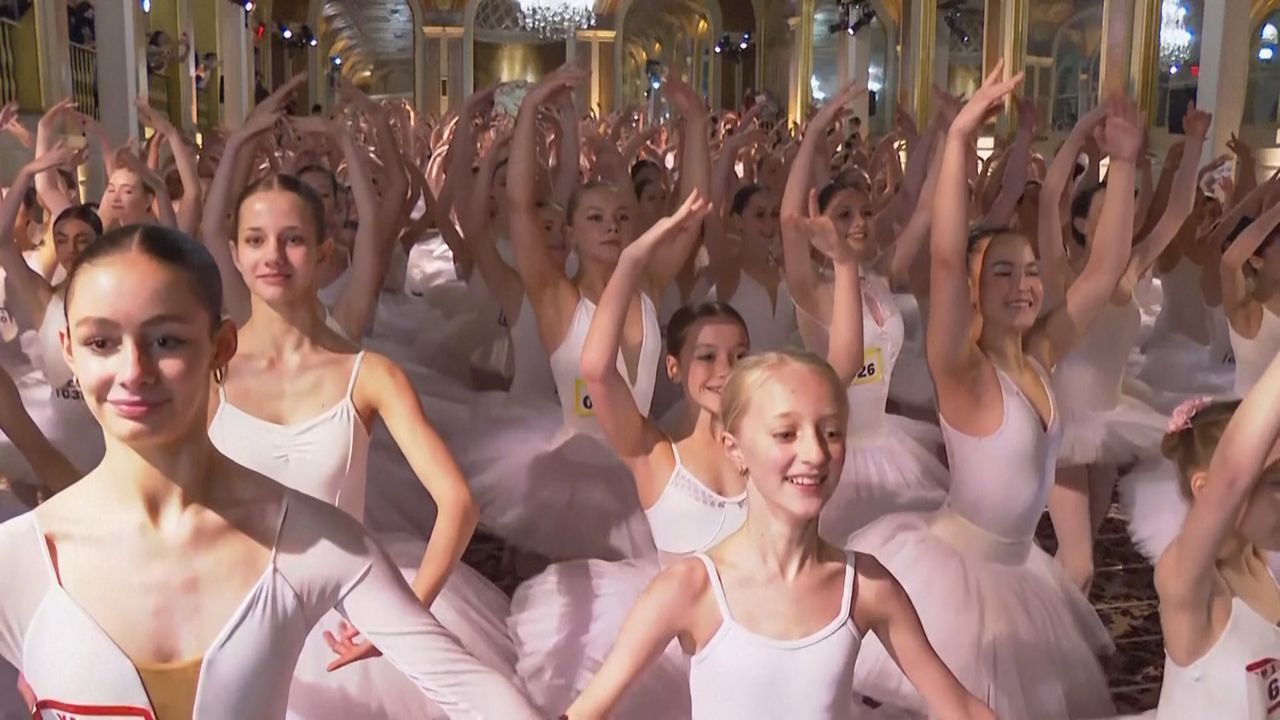 Weltrekord auf Zehenspitzen: 500 Ballerinas balancieren simultan in New York