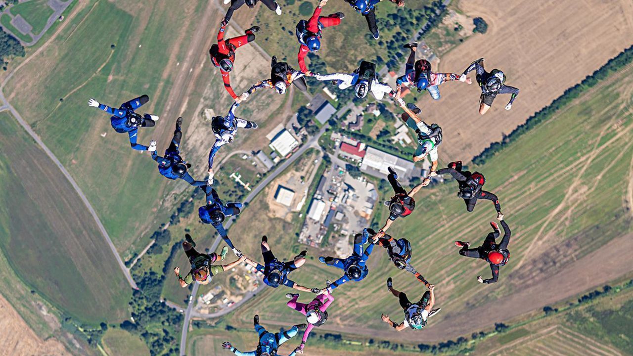 Rekord 4.500 Meter über dem Boden: Fallschirmspringer zeigen einmalige Formation