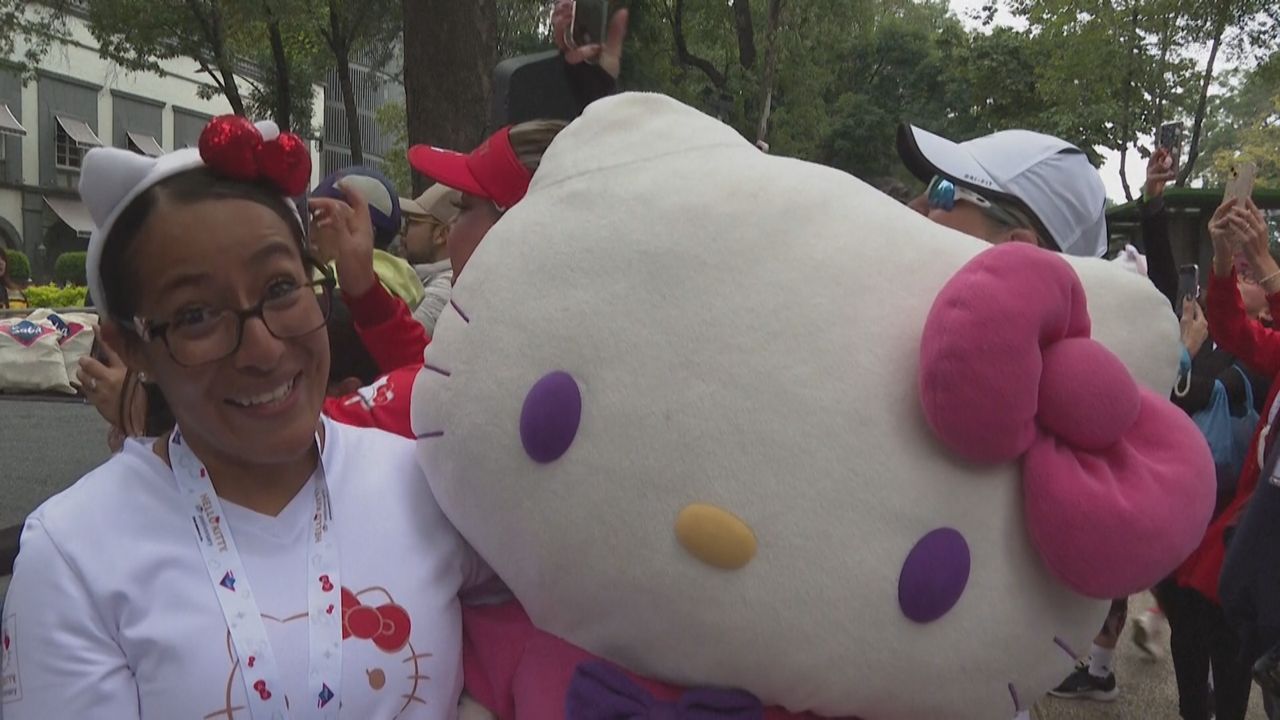 Hello Kitty Freizeitlauf: Begeisterte Fans in Mexiko laufen Kilometer mit der kultigen Katze