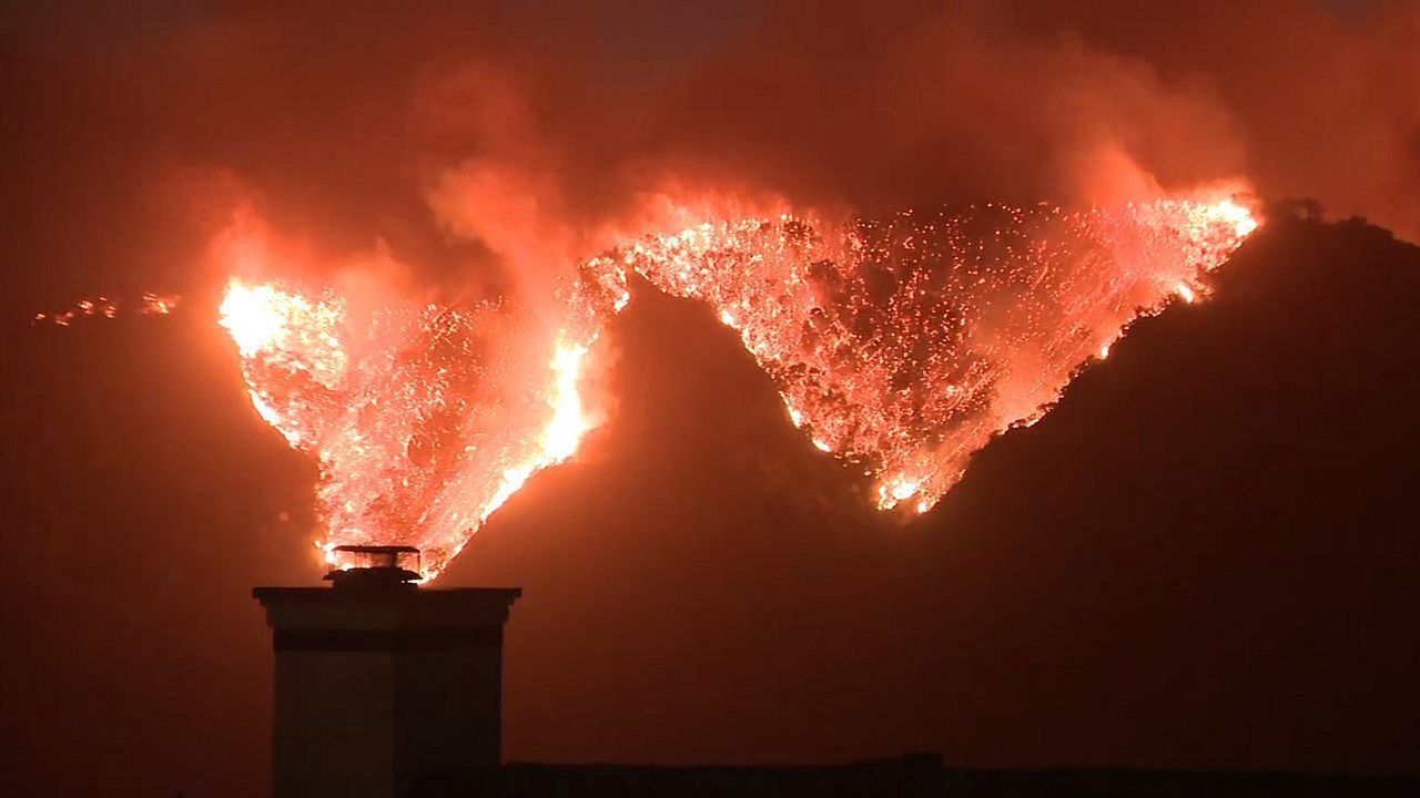 Feuersturm bei Los Angeles: 30.000 Menschen fliehen vor den Flammen