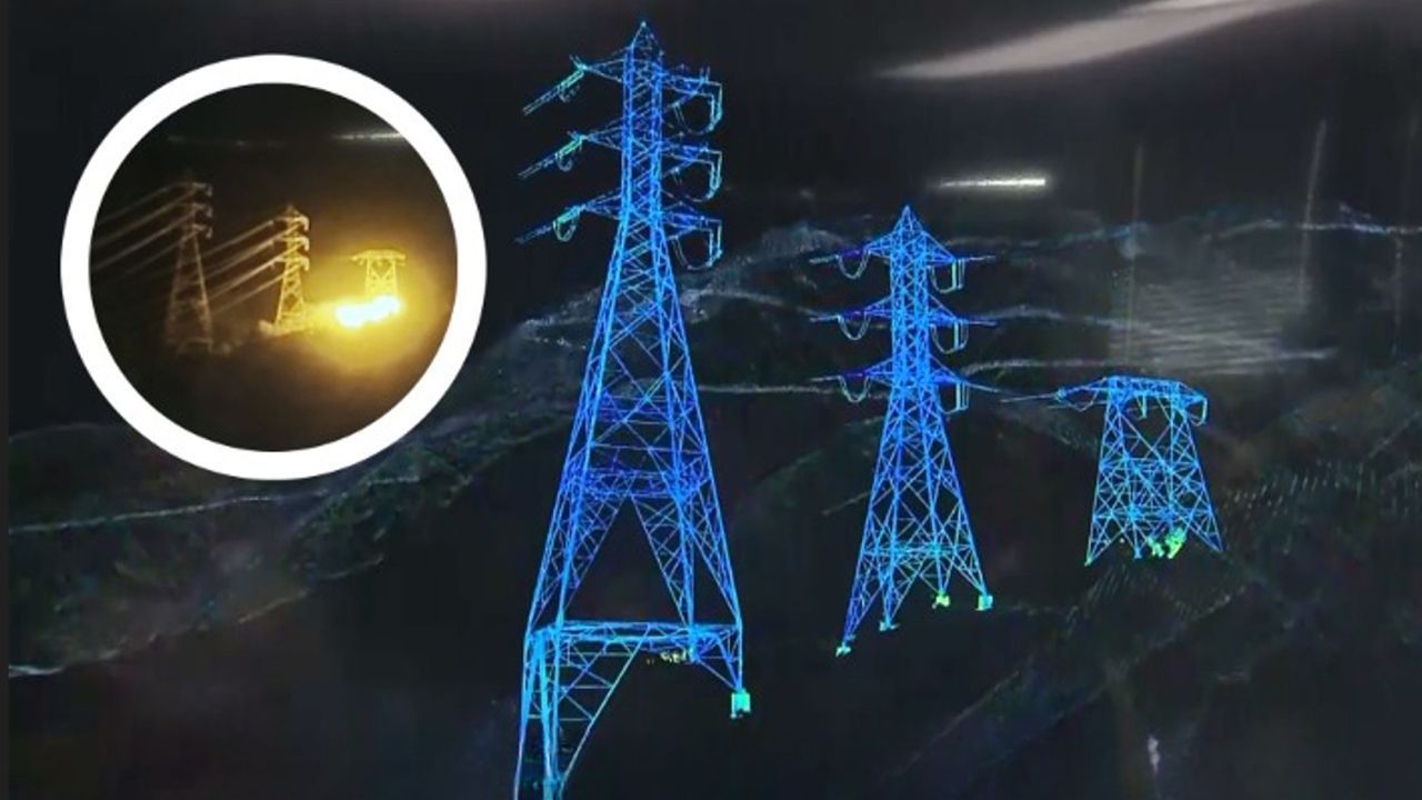 Ein digitales Bild zeigt eine technische Visualisierung von Hochspannungsmasten mit blauen, leuchtenden Linien. In der oberen linken Ecke ist ein kreisförmiger Ausschnitt einer realen Aufnahme eingeblendet, die einen Hochspannungsmast bei Nacht zeigt. In diesem Bereich ist ein Feuer an der Basis des Mastes zu sehen, das die Umgebung in ein intensives gelbes Licht taucht. Die Kombination der beiden Darstellungen könnte auf eine Analyse oder Überwachung von Stromleitungen in Verbindung mit einem Brandereignis hinweisen.