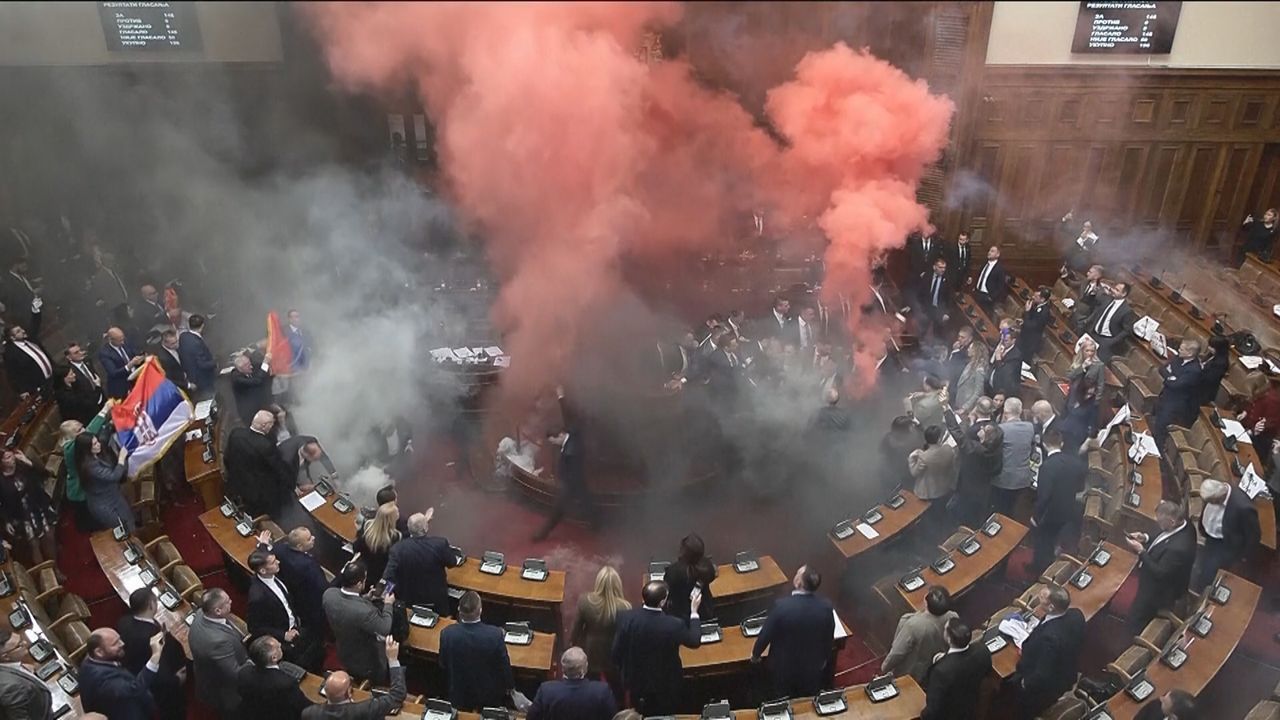 Tumulte im serbischen Parlament: Rauchbomben und Tränengas nach Protesten gegen Regierung