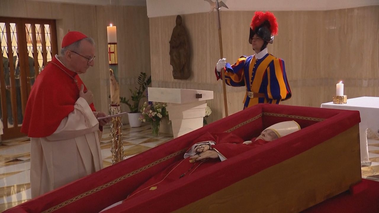 Video: Tod von Papst Franziskus: Vatikan veröffentlicht erste Bilder der Aufbahrung