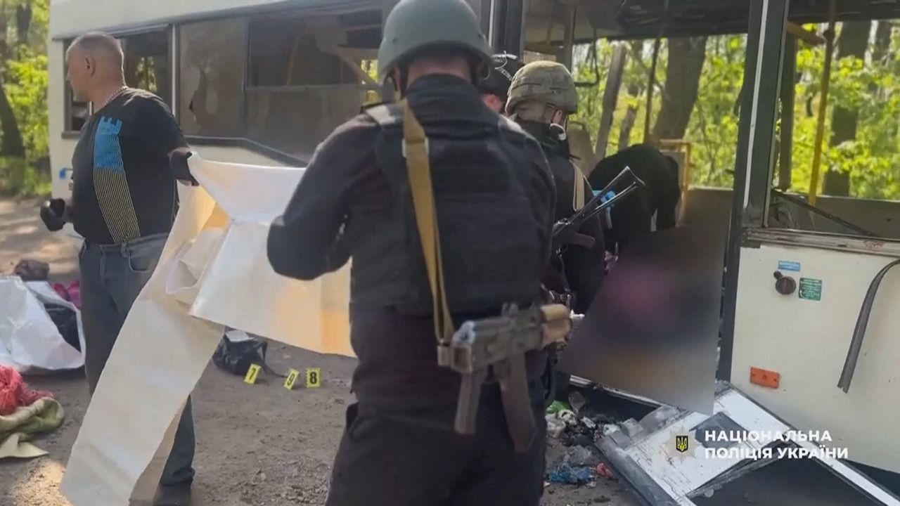 Video: Russischer Drohnenangriff auf Betriebsbus: Ukraine meldet viele Tote